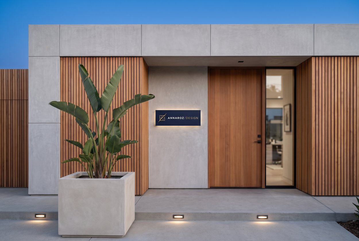 Enseigne extérieure rétroéclairée Annaroz Design sur façade de pierre